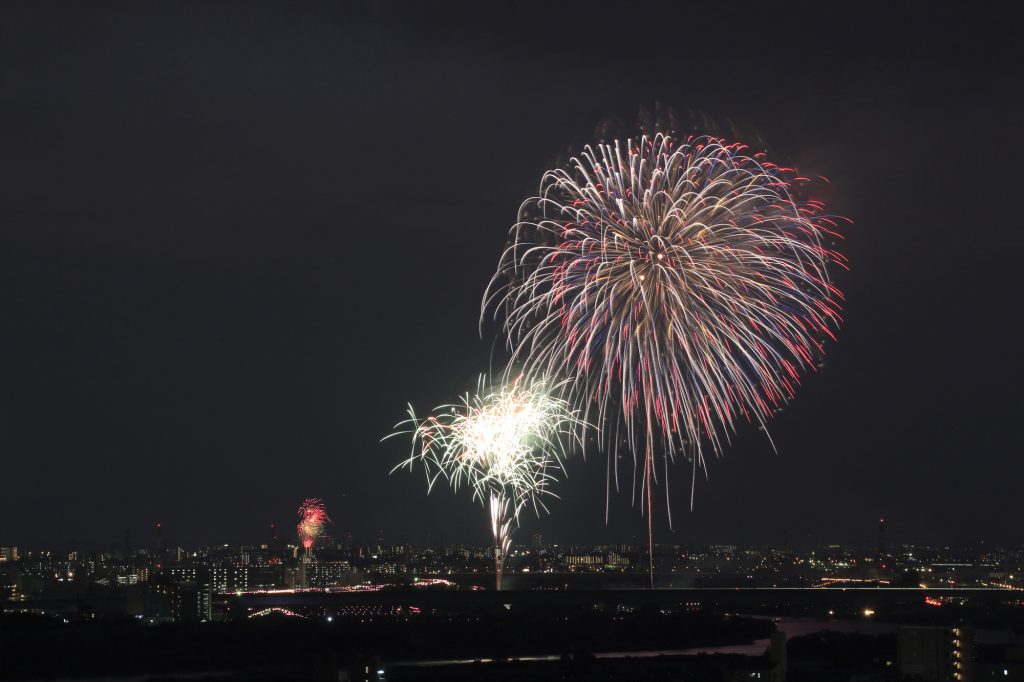 夜空を彩る打ち上げ花火