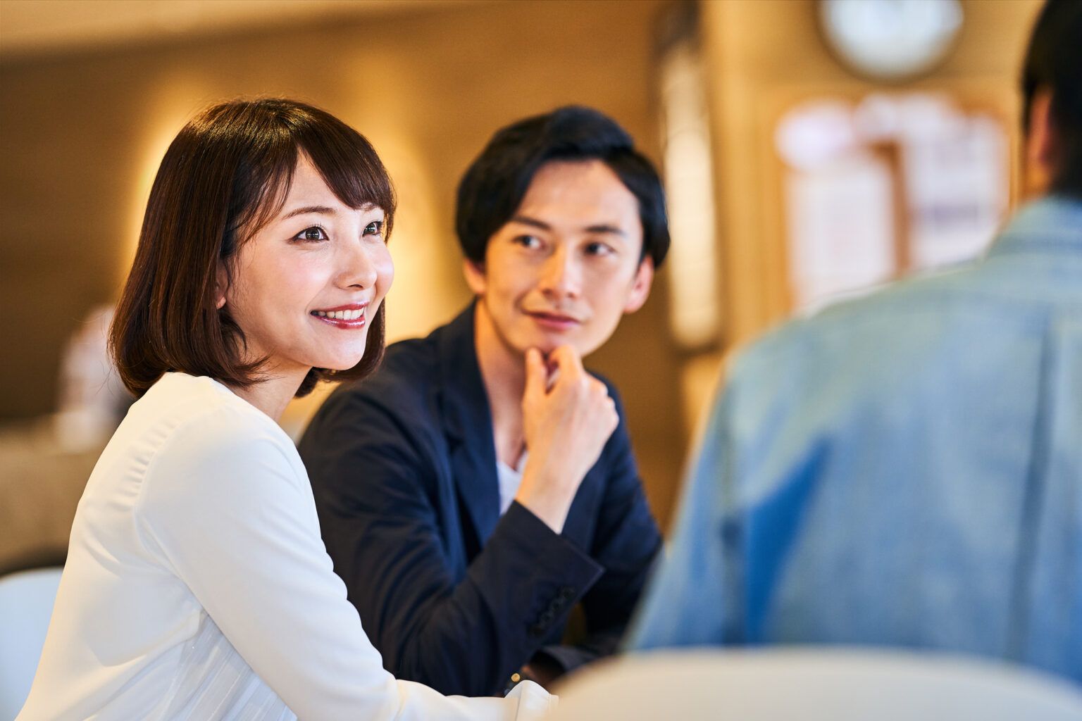 男女が話している様子