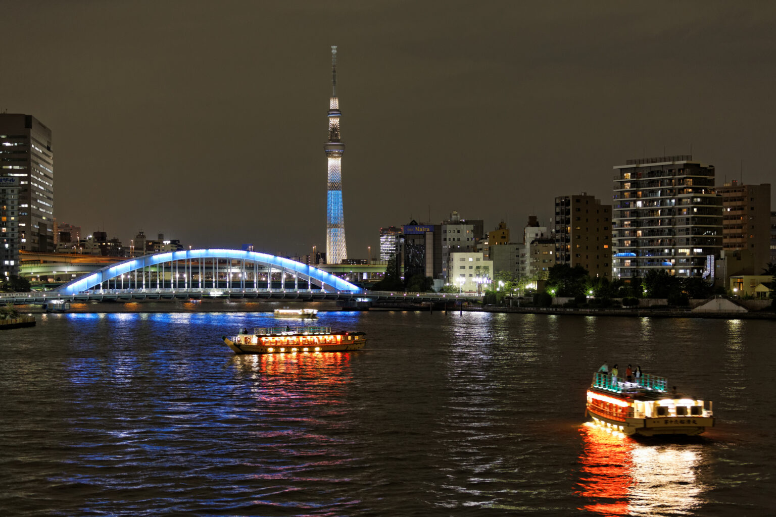 東京の街と屋形船の夜景