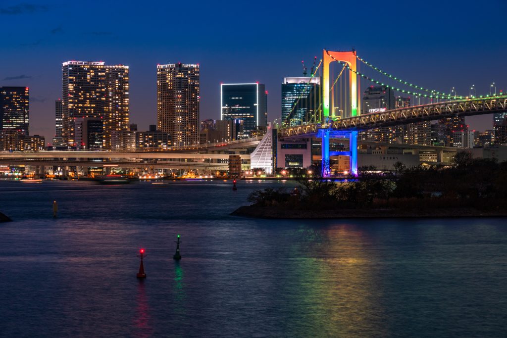 ライトアップされたレインボーブリッジや都会の街並みが美しい夜景