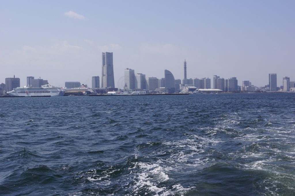 横浜みなとみらいを海から眺めた風景