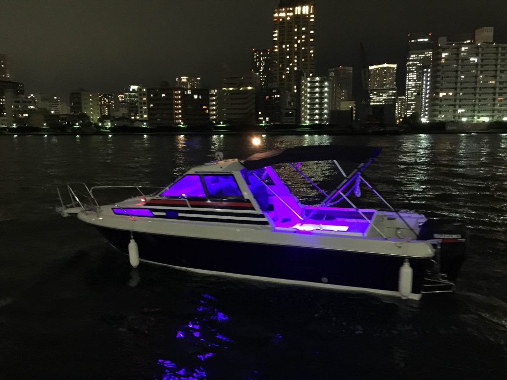 夜の海に浮かぶクルーザー