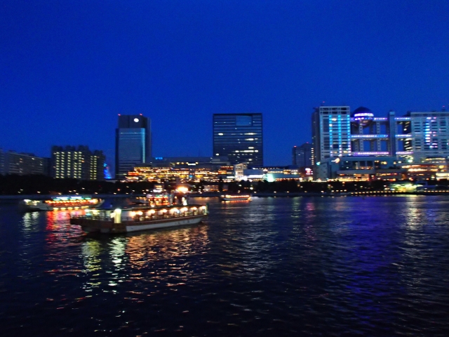 お台場の夜景とライトアップしたクルーザー