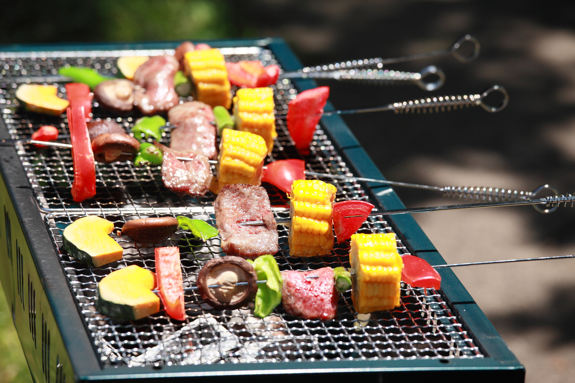 BBQコンロ上のお肉や野菜の串