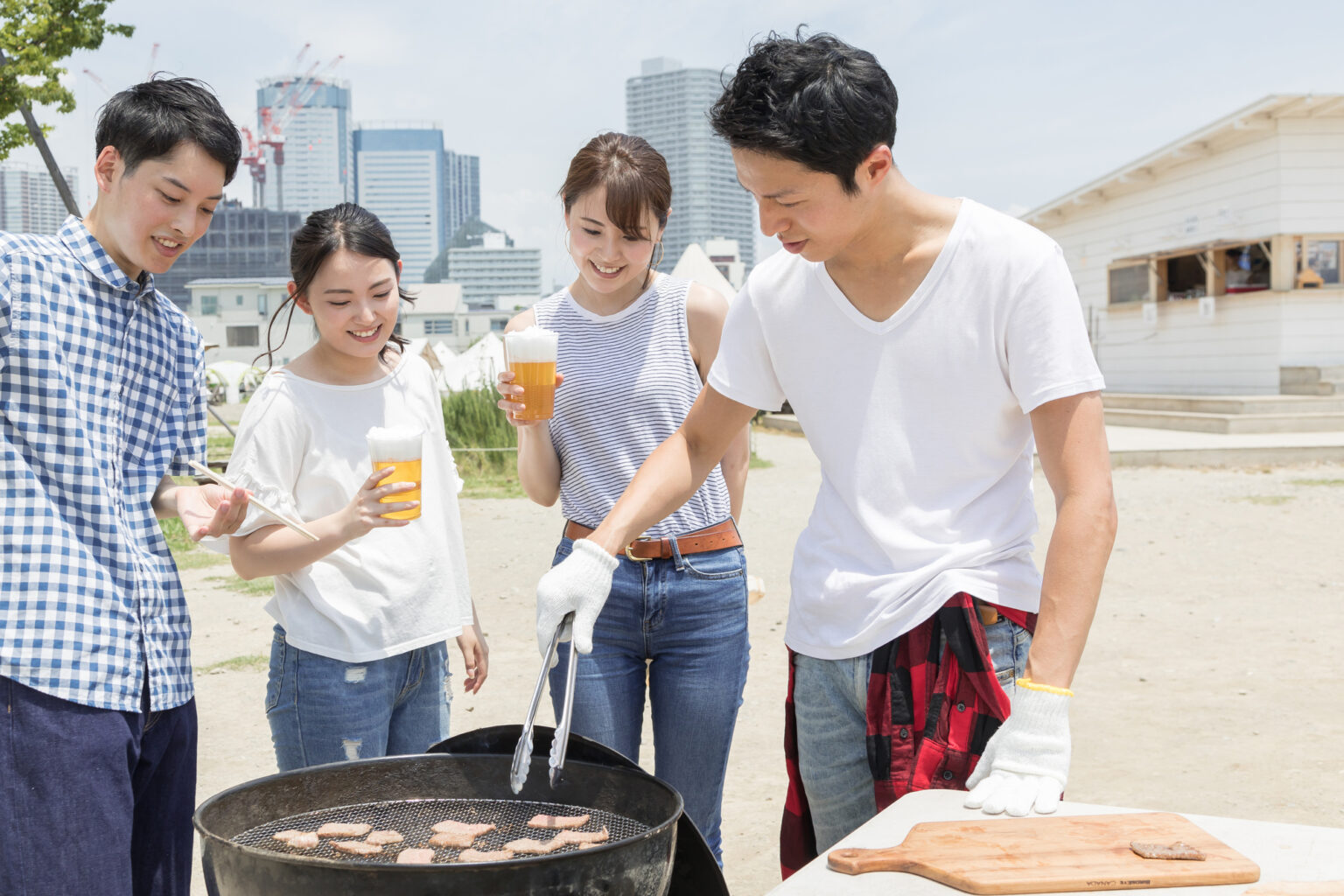 野外でBBQをする様子