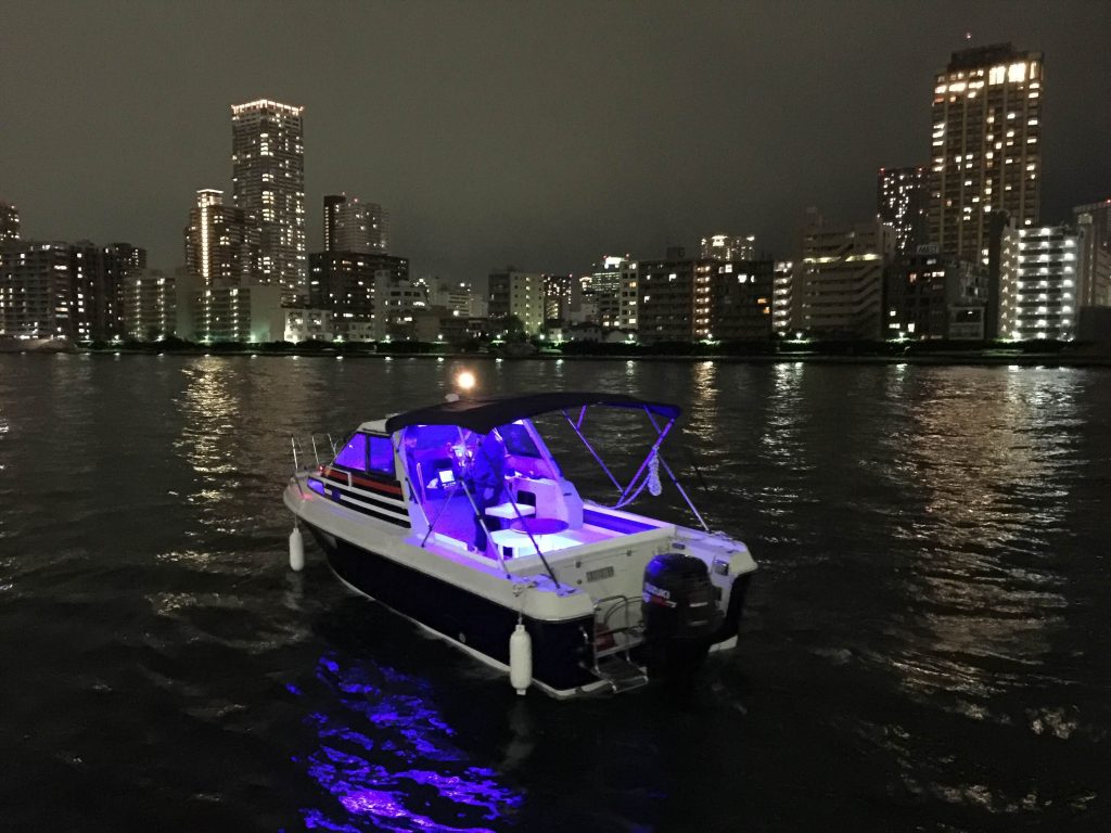 夜景が見える海に浮かぶ船