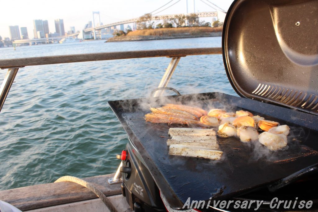 海に浮かんだ船のデッキでバーベキュー