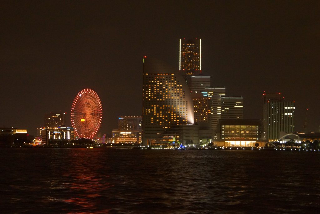 海から見える都会の夜景