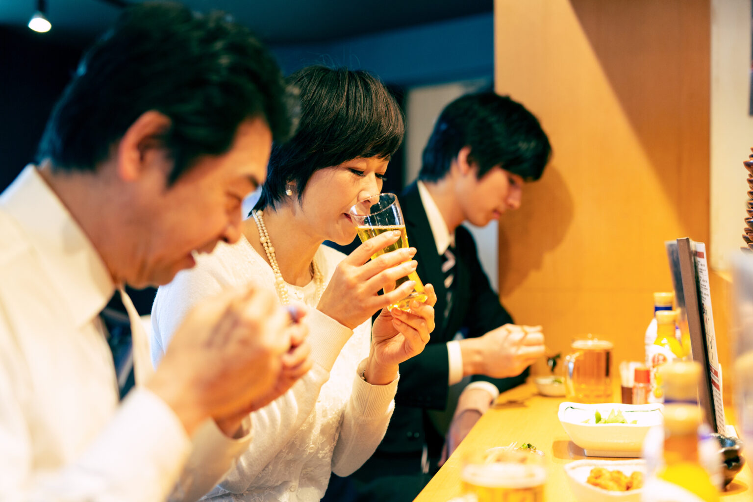 居酒屋で飲むサラリーマン