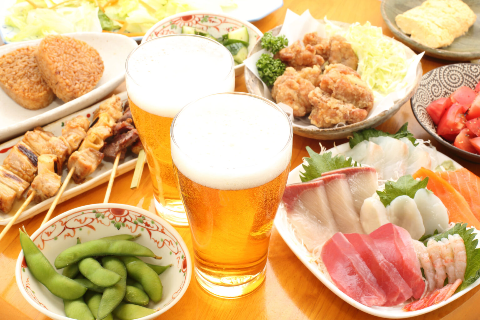 ビールと枝豆や唐揚げのおつまみ