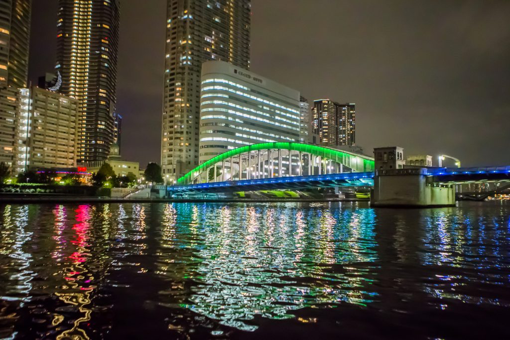 ライトアップされた橋と夜景