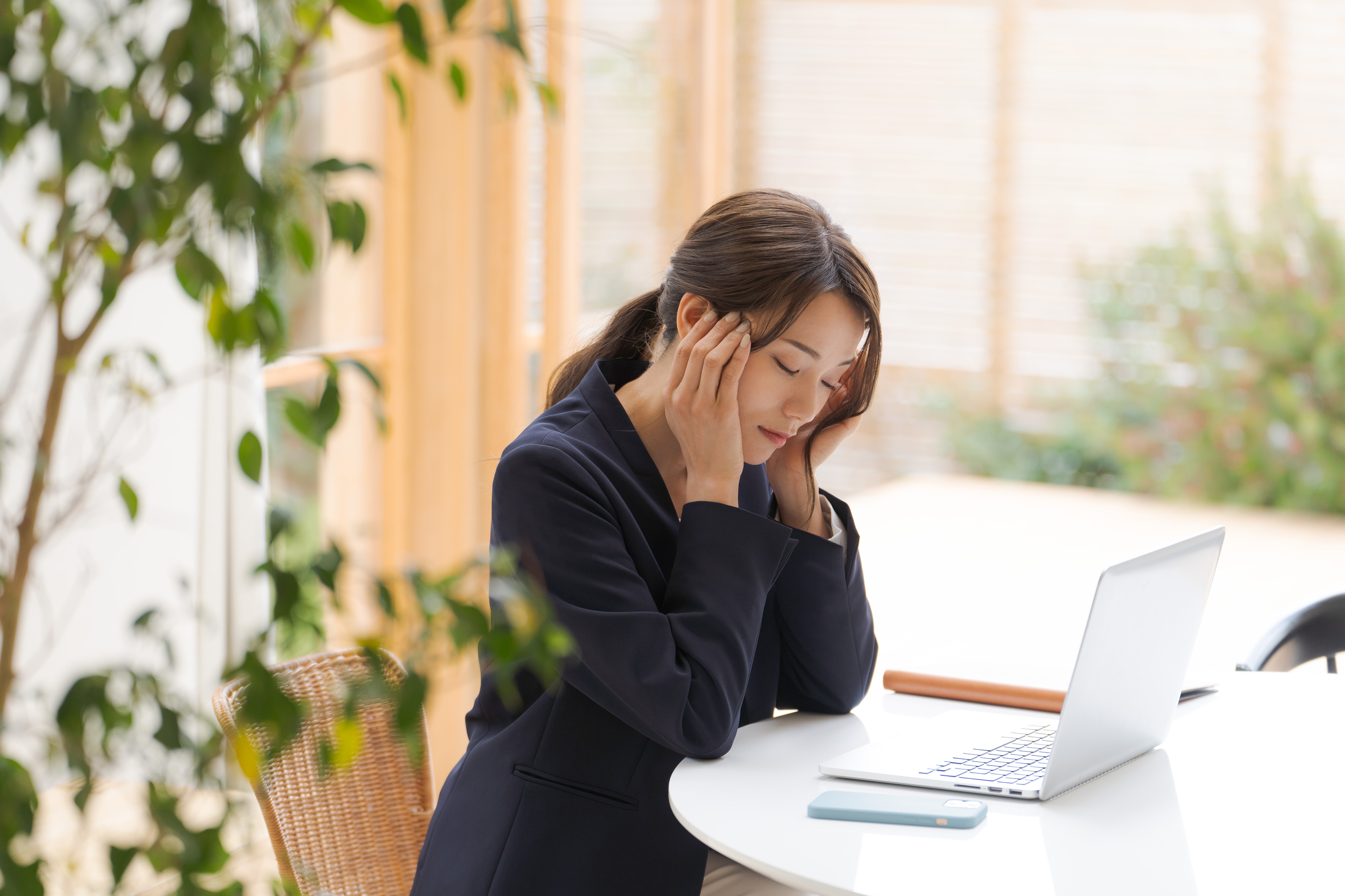 悩む女性