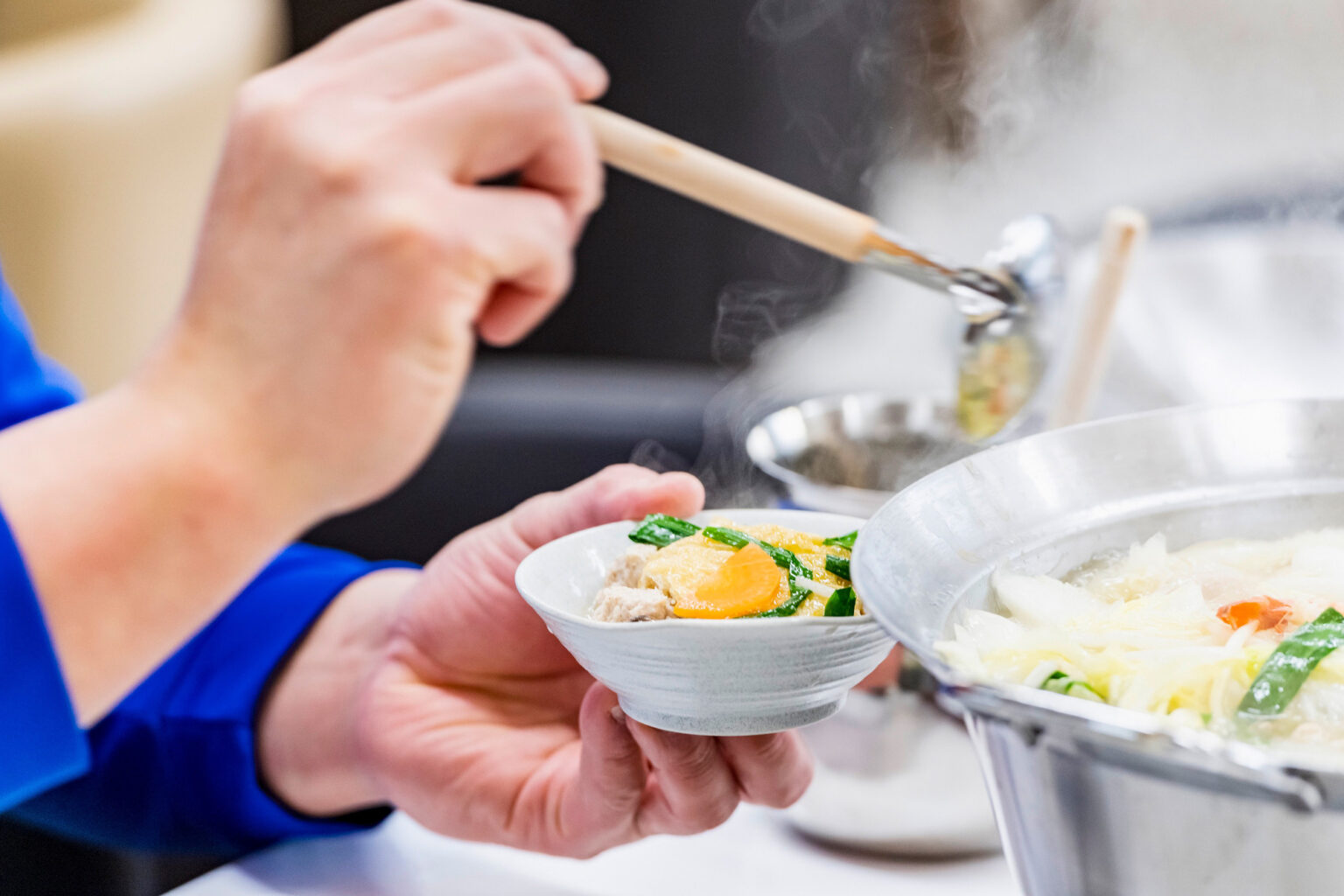 鍋料理を取り分ける様子