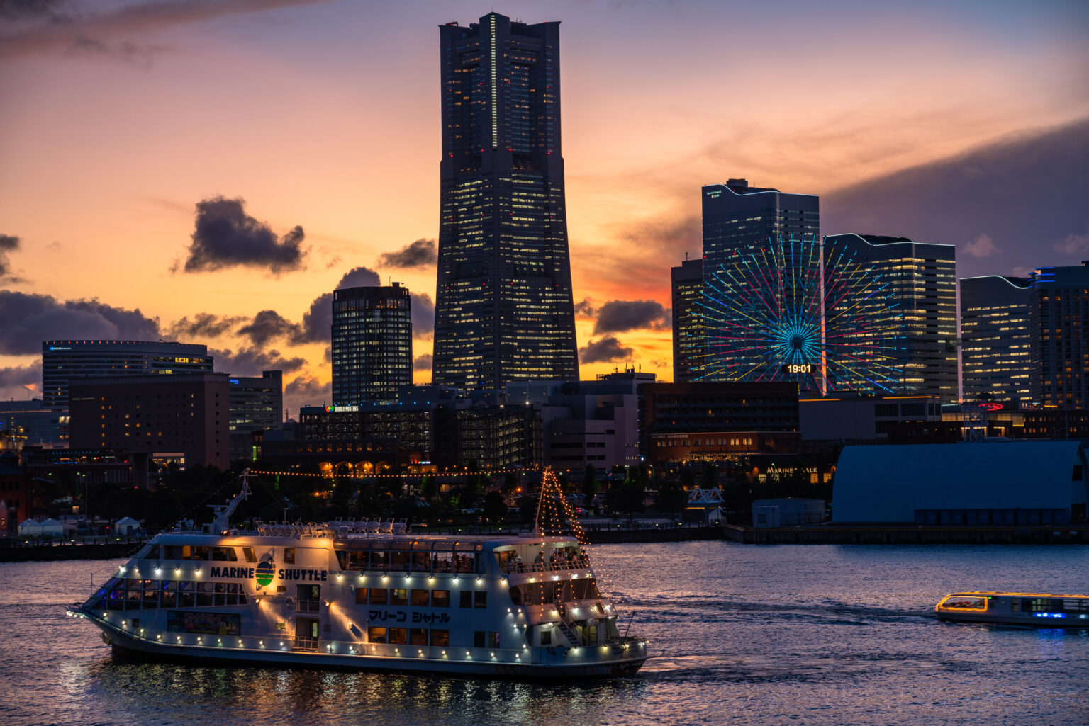 夕方の都会の風景