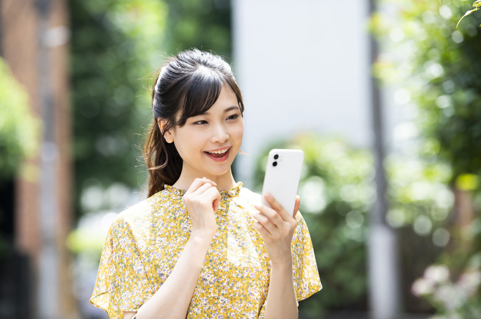 スマホを見る女性