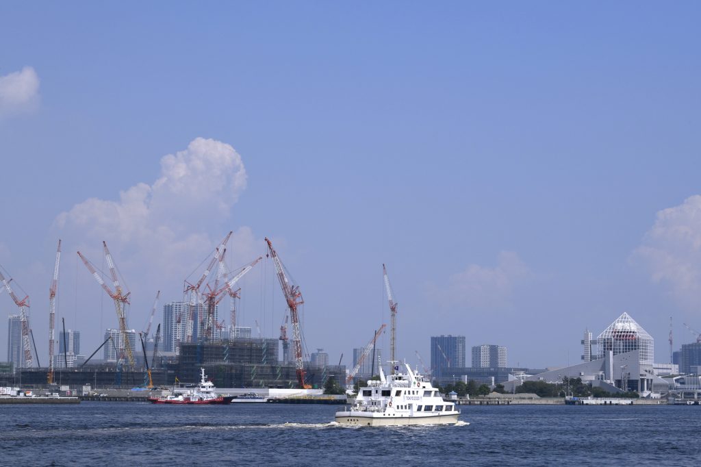 町並みを背景に海上を走るクルーザー