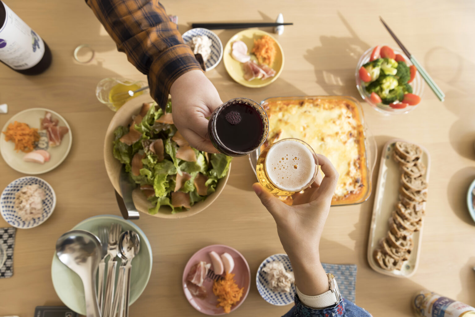 食事が並んだテーブルで乾杯