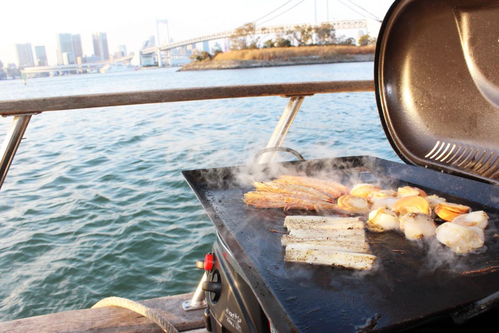 船上で海鮮BBQを焼く