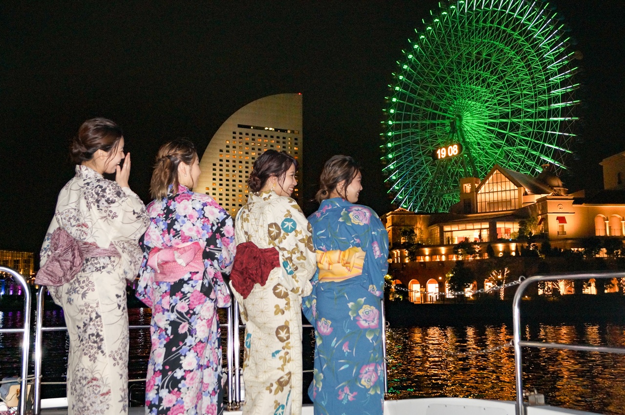 横浜の夜景を浴衣で眺める女性