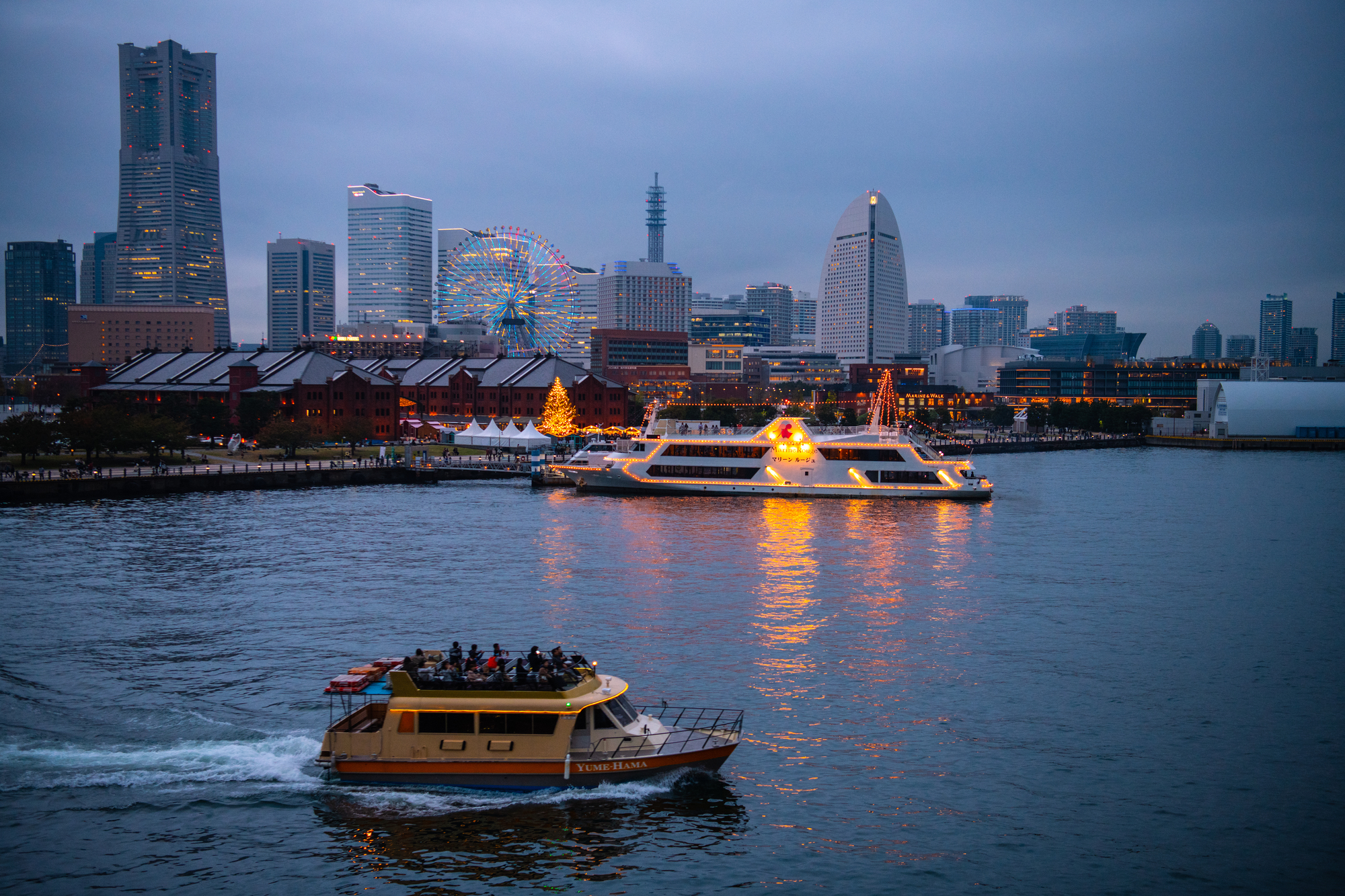 横浜の夜景と船