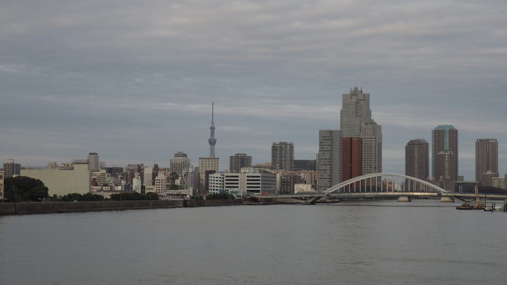 曇り空のスカイツリー周辺