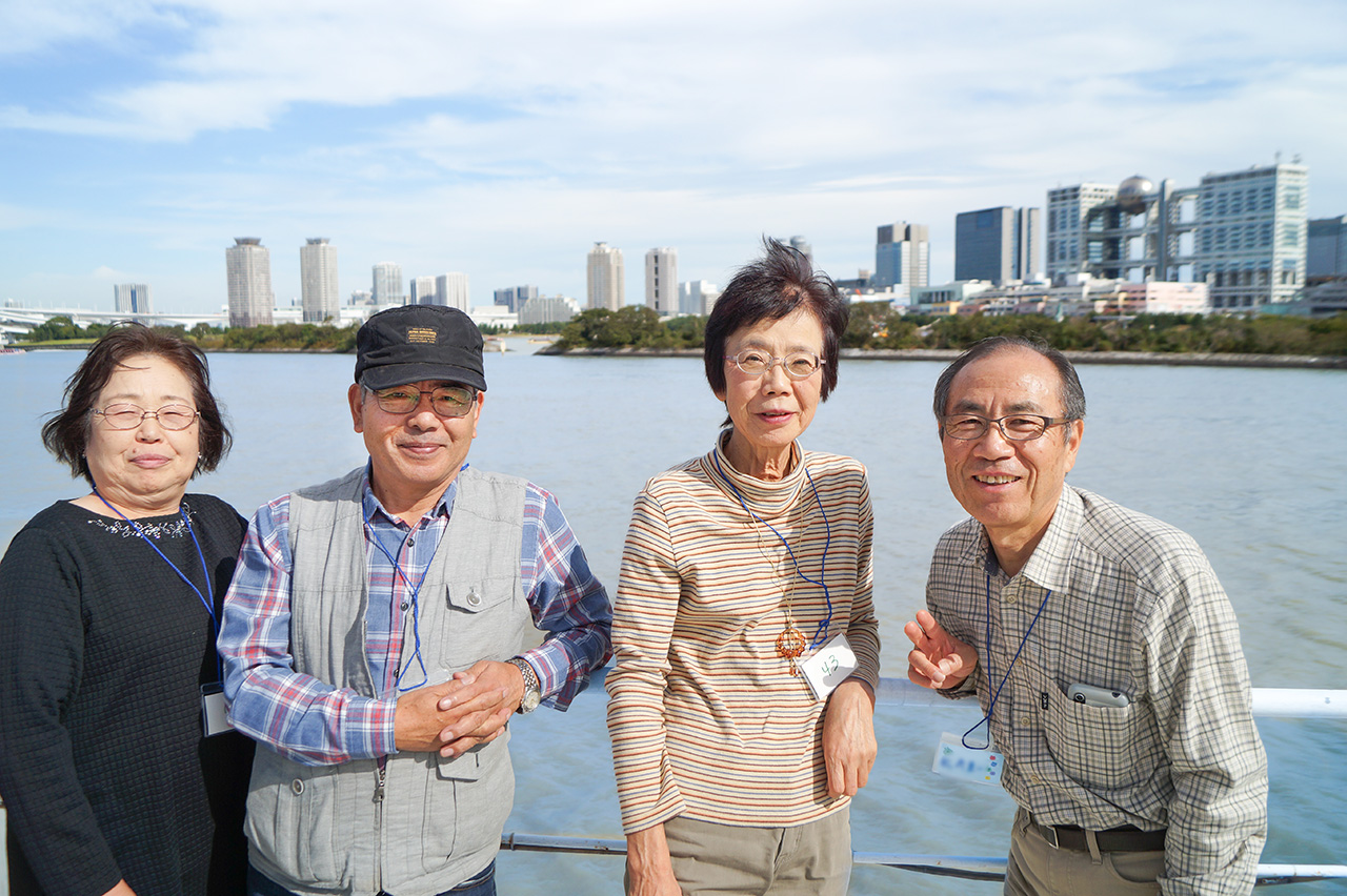 （東京都のお台場）大型クルーザーのデッキで記念写真