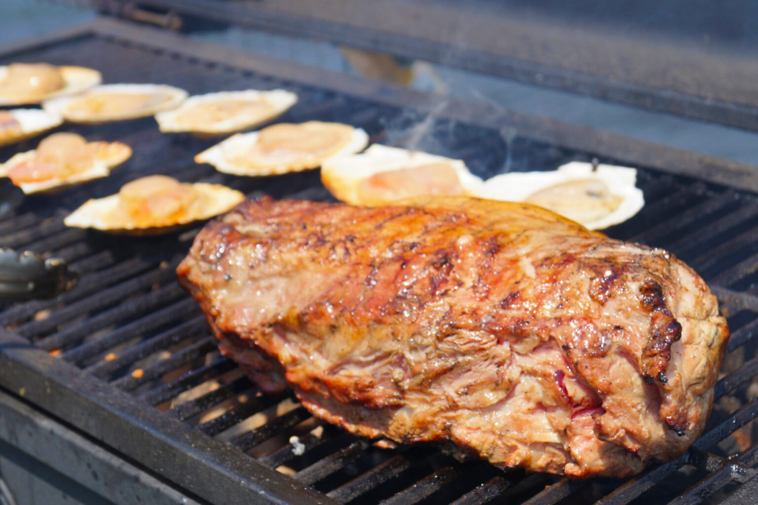 グリルでBBQ肉を焼く