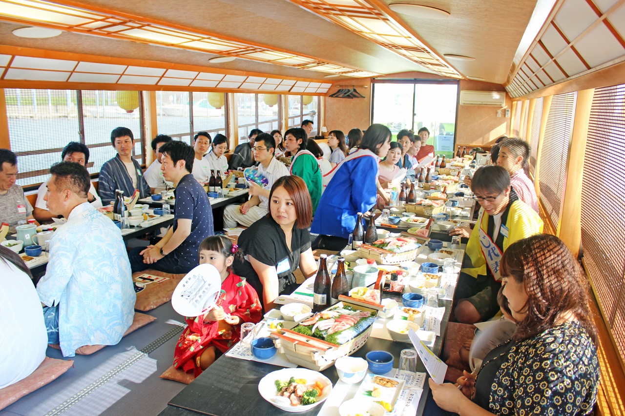 江戸川花火大会に向かう屋形船の船内