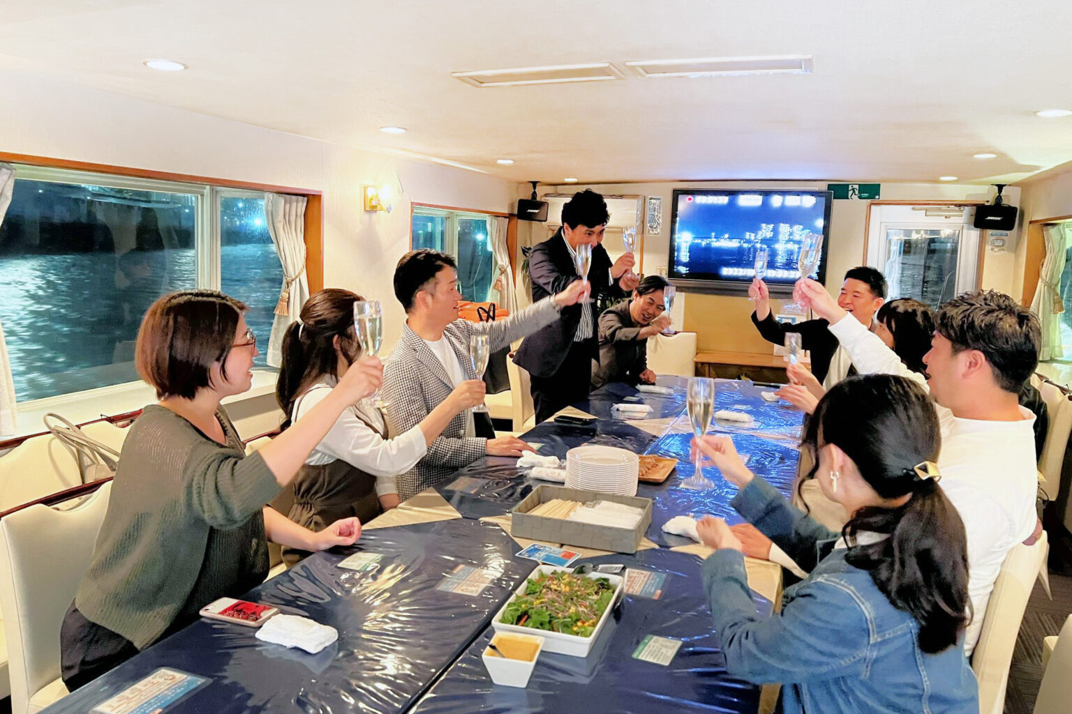 クルージングパーティー　スパークリングワインで乾杯