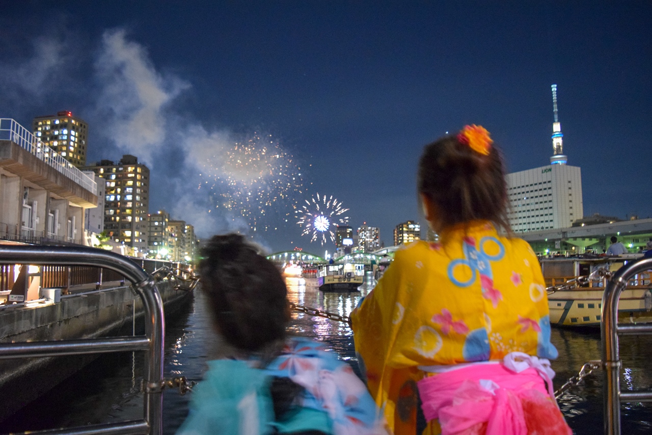 隅田川花火大会を観覧する、浴衣を着たこども