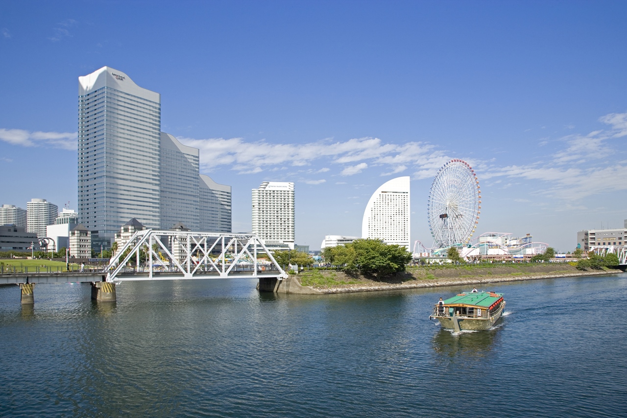 横浜みなとみらいをクルージングする屋形船