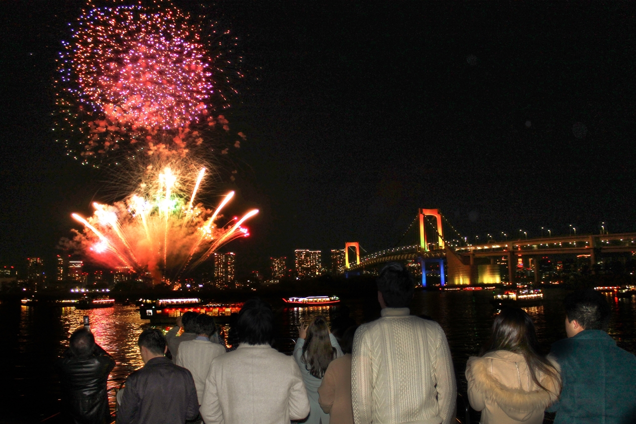 船からお台場レインボー花火を観覧する様子