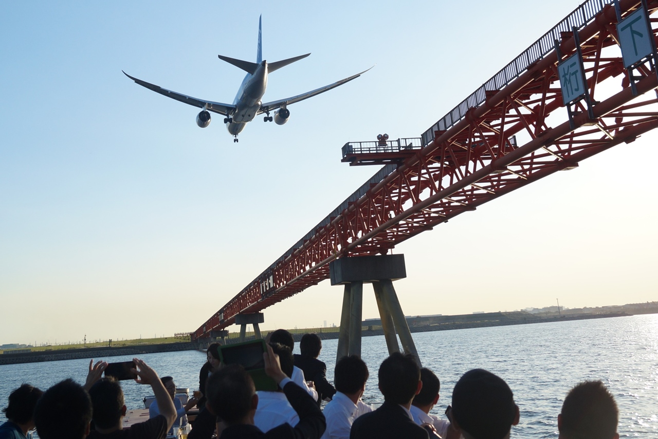 羽田空港沖でクルージング。着陸する飛行機を間近で見られる。