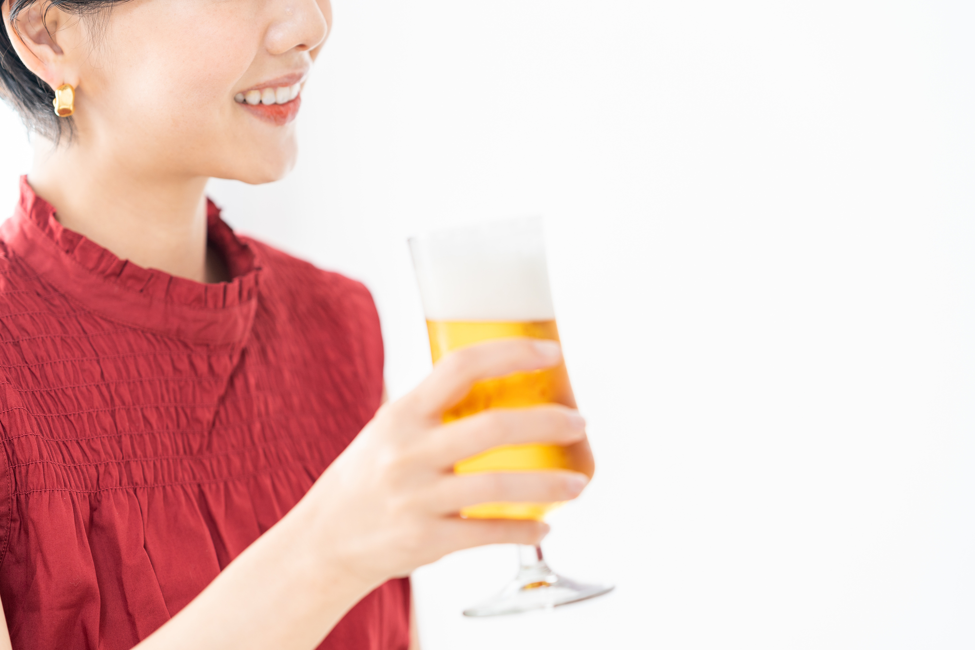 ビールを持つ赤い服の女性