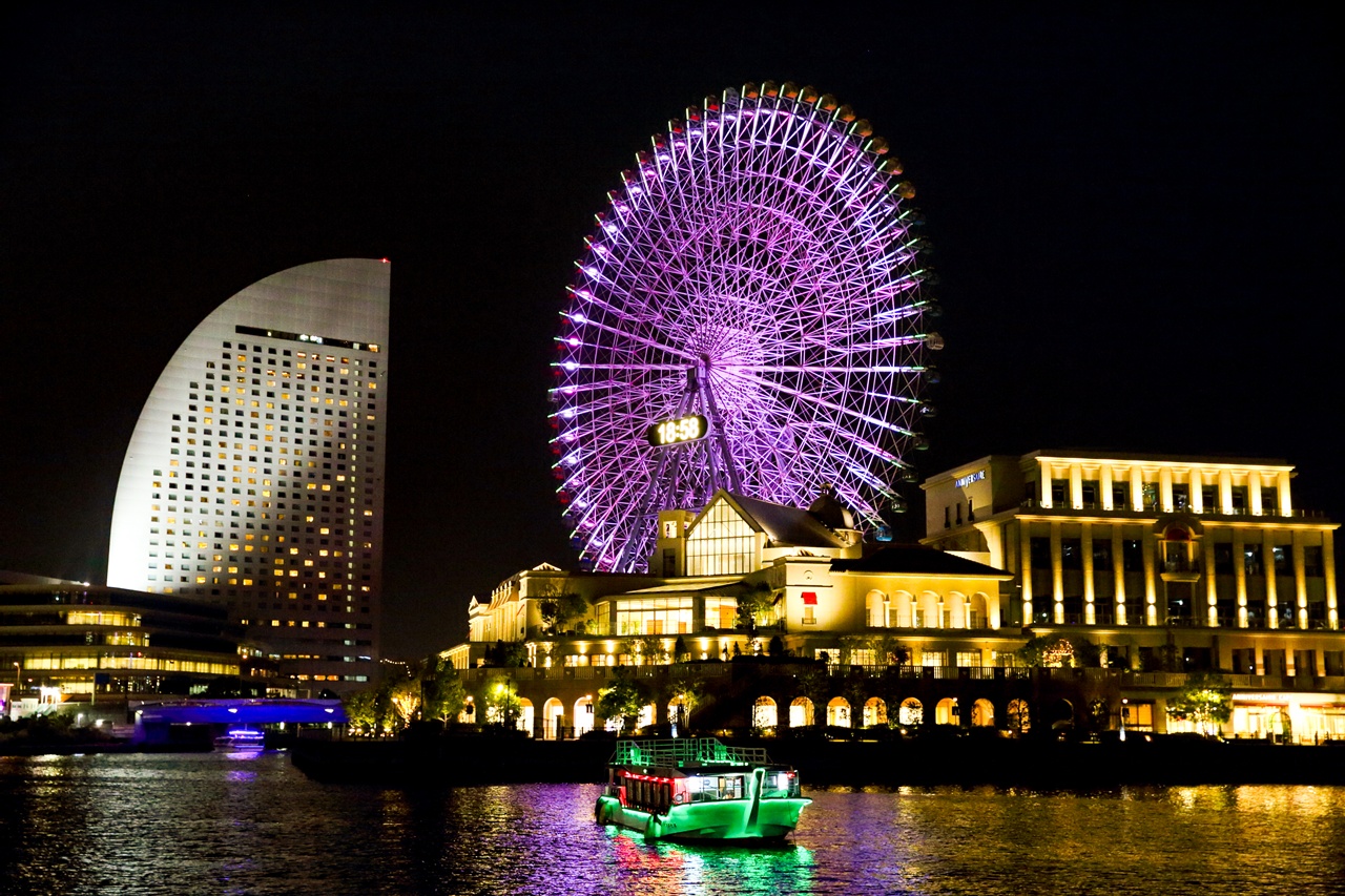 横浜みなとみらいの夜景。ライトアップされたコスモクロックが見える。