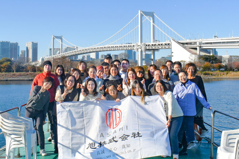 船の上で集合写真を撮影＠東京都お台場、レインボーブリッジ