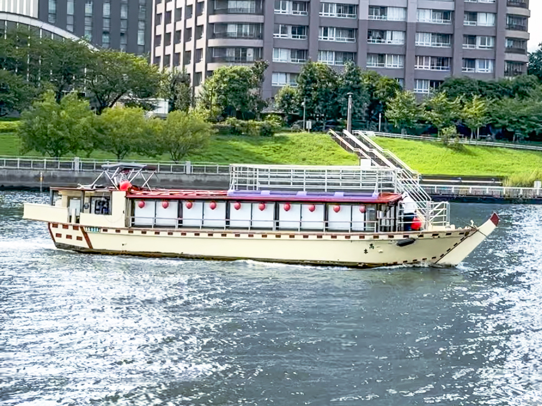 河川に浮かぶ屋形船