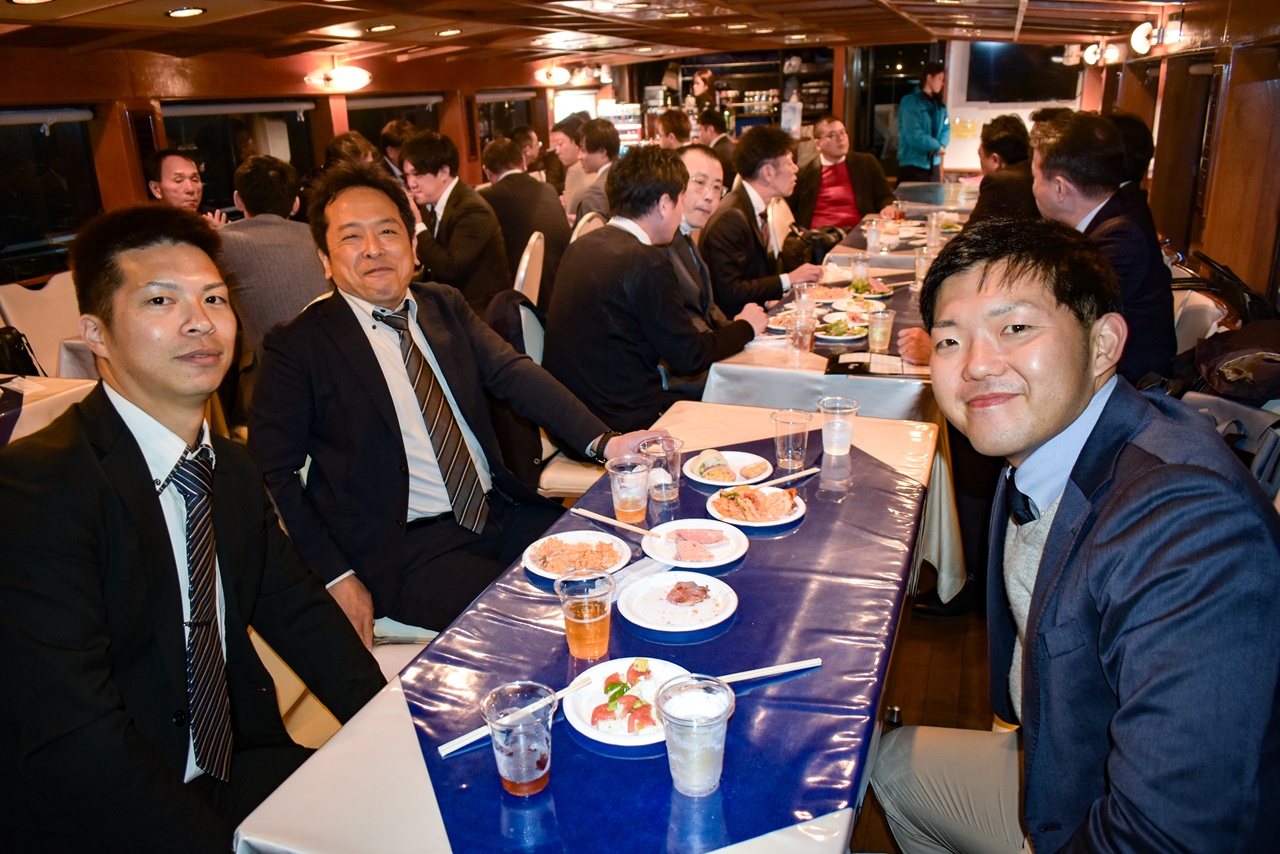 船内で食事をする様子