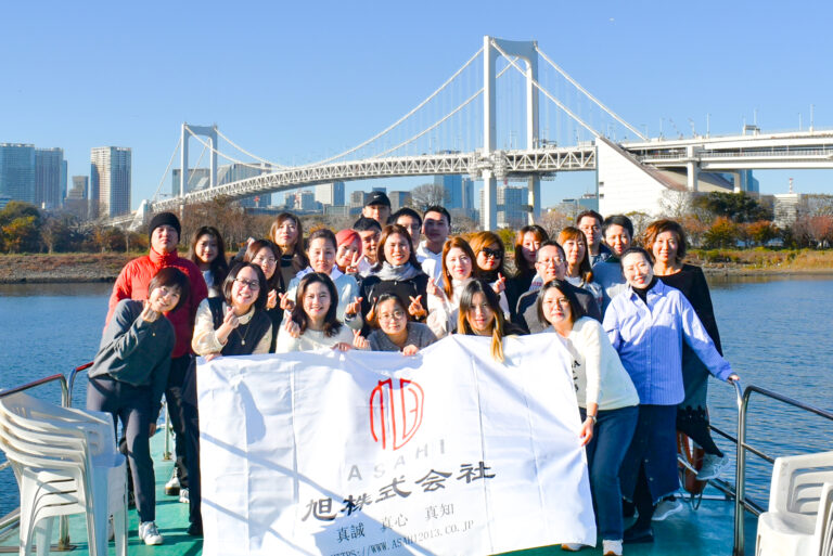 船の上で集合写真を撮影＠東京都お台場、レインボーブリッジ