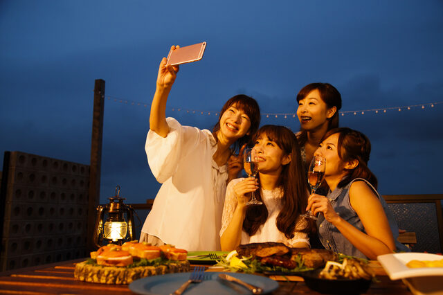 食事中の写真をとる女性グループ